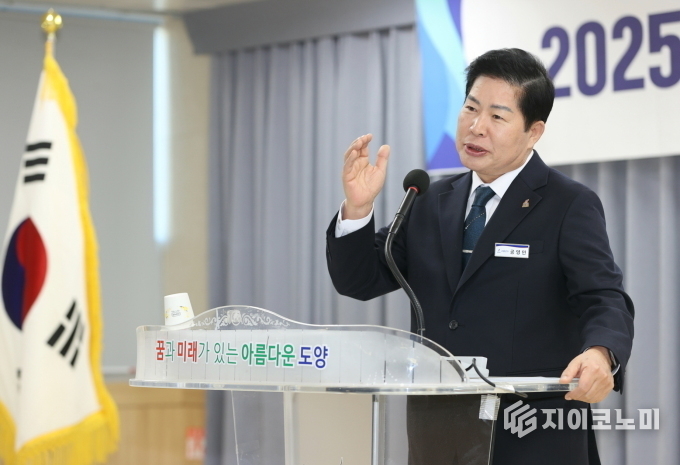 지난 13일, 도양읍 지역발전 토론회에서 공영민 고흥군수가 토론회를 주재하며 주민들의 의견을 청취하고 답변을 하고 있다. 고흥군 제공