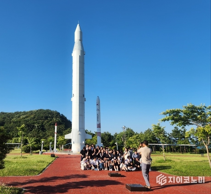 고흥우주과학열차의 우주 여행을 즐기는 관광객들의 모습. 고흥군 제공