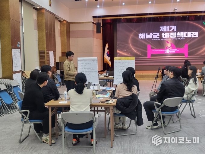 정책브레인 양성 교육에 참여한 공무원들이 조별 토론을 진행하는 모습. 해남군 제공