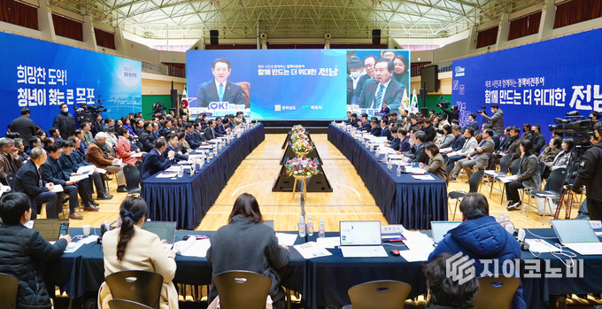 박홍률 목포시장이 목포에서 열린 올해 첫 전남 정책비전투어를 환영하고 있다. 목포시 제공