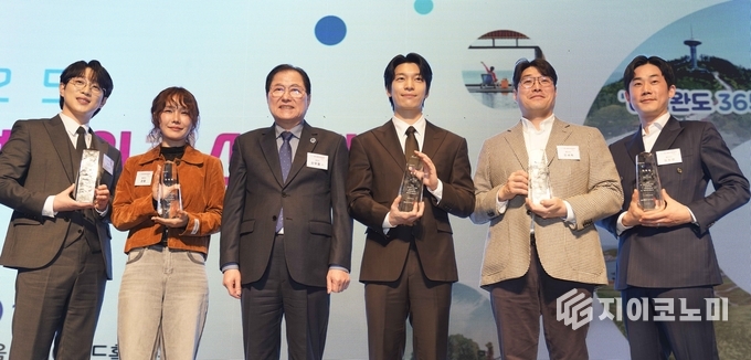 (왼쪽부터) 가수 안성훈, 여행 유튜버 리랑, 신우철 완도군수, 배우 위하준, 셰프 오세득·임희원이 홍보대사 위촉 후 기념촬영 하고 있다.