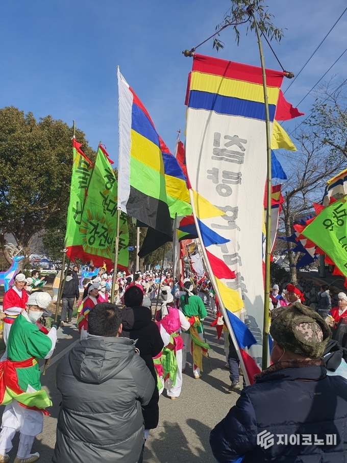 전통 풍물패의 신명 나는 퍼포먼스로 시작된 제53회 강진 청자축제. 사진= G이코노미
