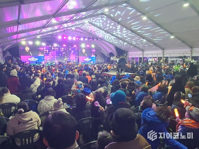인기 가수들의 공연과 함께 뜨겁게 달아오른 강진 청자축제 무대. 사진=G이코노미