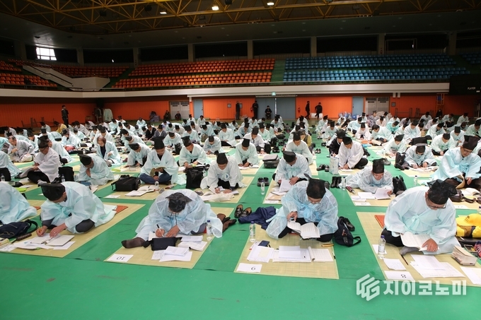 2018년 왕인박사 전국한시현장백일장에서 펼쳐진 창작의 열기와 함께, 참여자들의 진지한 필력과 열정이 돋보였던 순간. 영암군 제공