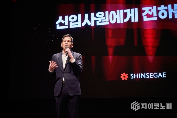 정용진 신세계그룹 회장이 '신세계 남산'에서 열린 신입사원 수료식에 참석해 질의 응답을 하고 있다. /사진=신세계