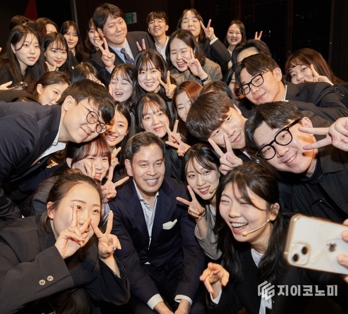 정용진 신세계그룹 회장이 '신세계 남산'에서 열린 신입사원 수료식에 참석해 신입사원과 셀카를 함께 찍고 있다. /사진=신세계