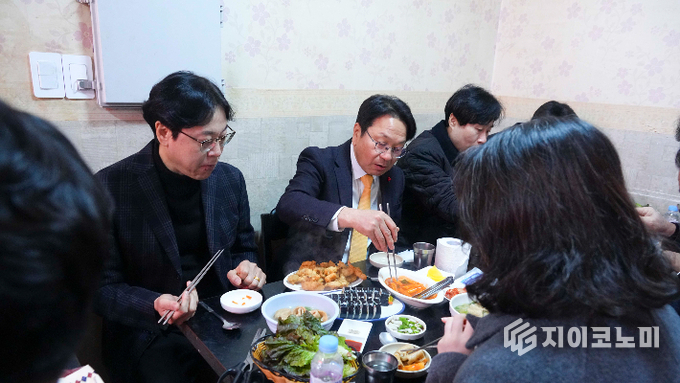 강기정 광주광역시장이 지난 1월23일 오전 서구 광주상공회의소에서 열린 2025 광주경제 '다함께 착착착(착한소비·착한금융·착한일자리)' 행사를 마친 뒤 인근 식당을 찾아 직원들과 점심을 먹고 있다. 광주광역시 제공