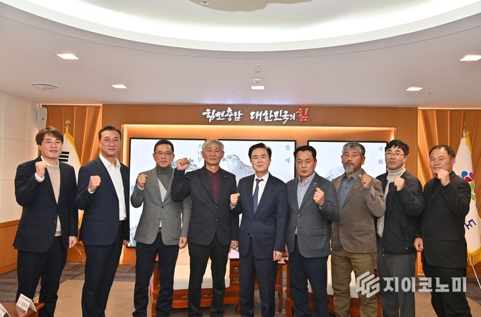 김태흠 충남도지사, 서규석 한국수산업경영인 충청남도연합회장, 시군 연합회장 등 10명과 수산업 대내외 여건 대한 간담회