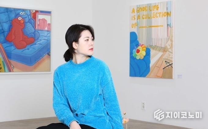 일상 속 사물에서 발견한 감성을 현대적 미감으로 풀어내고 있는 현대미술 작가 모모킴. /사진=이촌화랑