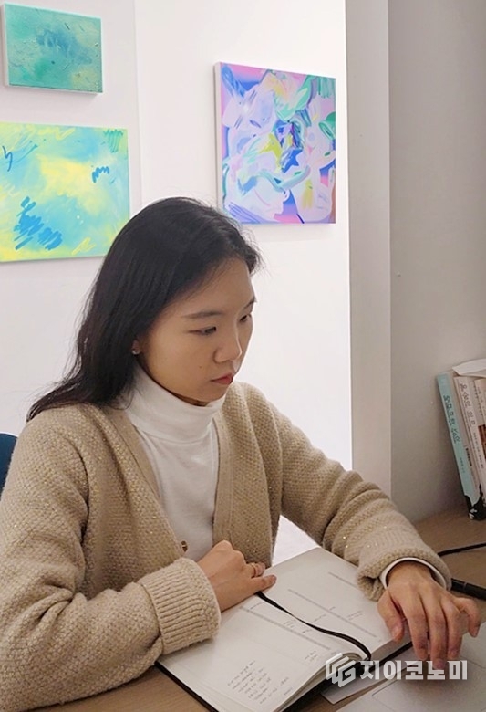 MZ세대 감각에 딱 맞는 전시를 선보이는 현대미술 갤러리 이촌화랑 김소은 대표. /사진=이촌화랑
