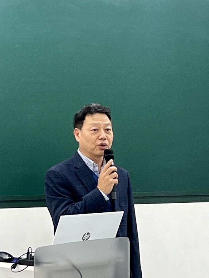 이긍주 교수는 인사말을 통해 “현재 우리나라의 경우, 잔디 예지물이 사업자 폐기물로 분류돼 엄격히 관리된다. 하지만 해외에서는 환경친화적이고 비용 효율적인 처리를 우선시한다”며, “현재 전 세계적으로 자원의 중요성이 부각되는 가운데, 골프장에서 예지물에 폐기물화하는 등 자원들이 버려지고 있다. 따라서 녹지 공간이나 잔디 예지물을 어떻게 하면 자원으로 활용할 것인지에 대한 서로의 의견을 공유해야 한다”고 강조했다. 방제일 기자