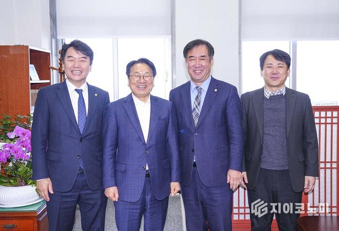왼쪽부터 문진석 의원, 강기정 시장, 맹성규 위원장, 이상갑 문화경제부시장. 광주광역시 제공