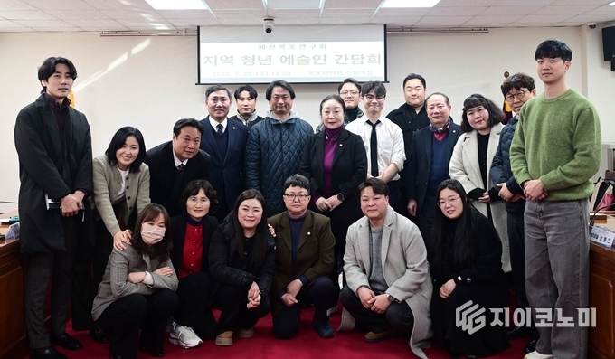 지역 청년 예술인들과 목포시의회 의원연구단체 예향목포연구회가 함께한 간담회 후, 예술의 중심지로 나아가기 위한 결의를 다지며 촬영한 모습. 목포시의회 제공