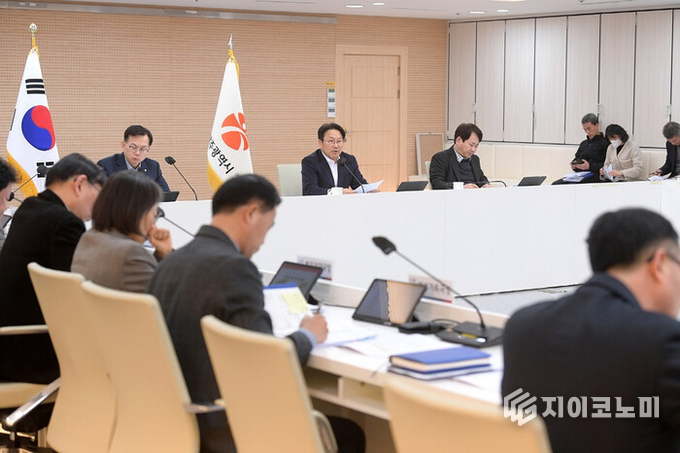 강기정 광주광역시장이 27일 오후 시청 중회의실에서 열린 간부회의를 주재하고 있다. 광주광역시 제공