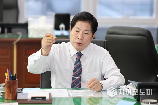 공영민 고흥군수, 체육과 경제 관광 분야에서 고흥의 미래를 밝히기 위한 비전 실현에 대해 설명하고 있다. 고흥군 제공