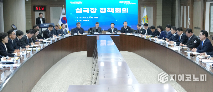 김영록 전라남도지사가 4일 오전 도청 서재필실에서 실국장 정책회의를 주재하고 있다. 전남도 제공