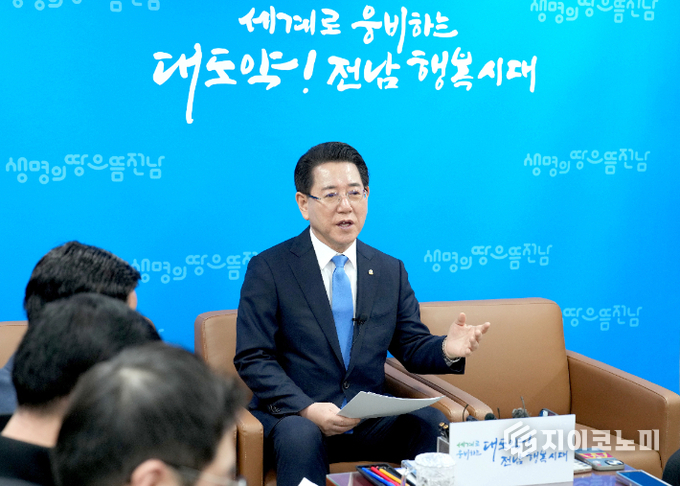 김영록 전라남도지사가 4일 도청 기자실에서 미국순방 기간 중 AI 슈퍼클러스터 허브 투자 유치와 글로벌 기업 및 기관과의 협력 등에 관한 성과를 발표하고 있다. 전라남도 제공