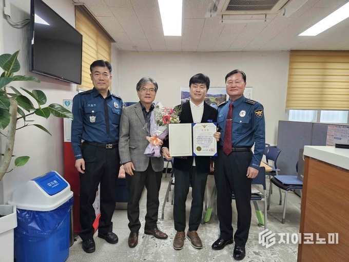 곡성군 석곡면사무소 이강석 주무관, 출근길 사고 당한 노인 구조해 경찰 감사장 수여. 곡성군 제공