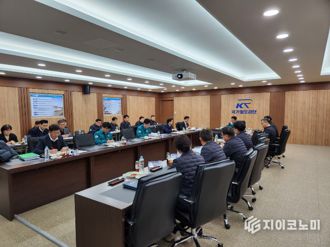광주시가 6일 나주시 다시면 호남고속철도 2단계 1공구 건설현장을 찾은 백원국 국토교통부 제2차관을 만나 광주공항 국제선 임시 취항, 도시철도 광천상무선 구축계획 승인 등 광주지역 공항‧철도 현안 사업을 국토교통부에 건의했다. 광주광역시 제공