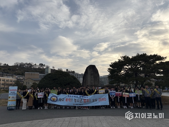 목포경찰서가 새학기 시작을 맞아 학생들의 안전한 등교를 위한 캠페인을 펼쳤다. 목포경찰서 제공