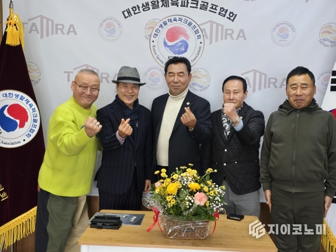 좌)파크골프협회 이해용 사무처장, 가수 소명, 박창완 회장, 박태산 부회장, 개그맨 황기순