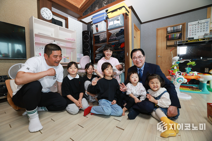 진은 지난해 4월 여섯째 아이를 출생한 완도군 보길면에 거주하는 김찬성, 김희정 씨 부부 완도군 제공