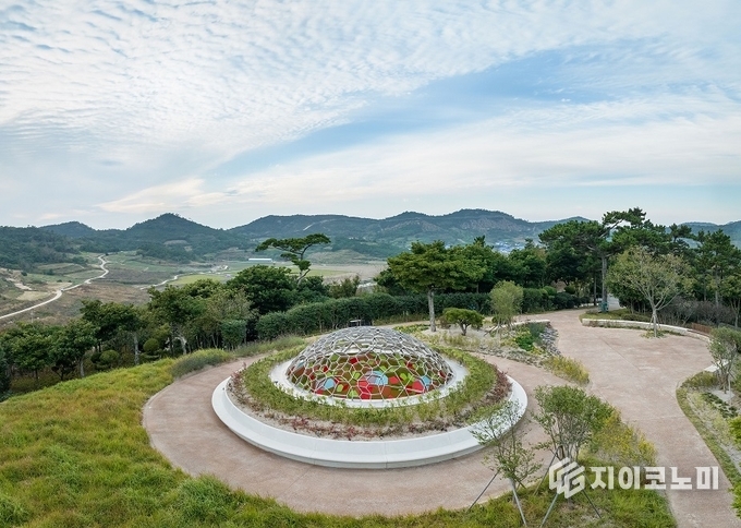 '숨결의 지구' 작품 전경, 올라퍼 엘리아슨 작. 신안군 제공