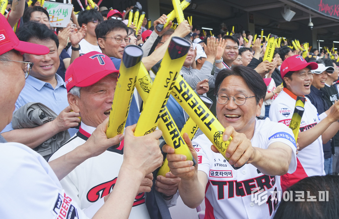 강기정 광주광역시장이 지난해 5월26일 광주기아챔피언스필드에서 열린 KIA 타이거즈와 두산베어스의 홈경기를 관전하며 열띤 응원을 벌이고 있다.광주광역시 제공