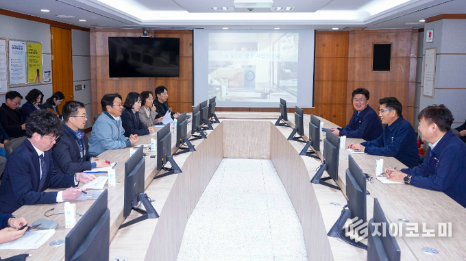 강기정 광주광역시장이 10일 오전 광산구 삼성전자 그린시티 1캠퍼스를 방문해 미국 트럼프 2기 관세 강화에 따른 삼성전자의 대응 전략을 청취하고 협력방안을 논의하고 있다. 광주광역시 제공