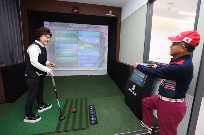 강남구 매봉시니어센터 스크린파크골프장에서 파크골프를 즐기는 구민들