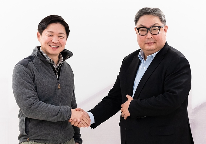  SK네트웍스와 퀄컴 테크날러지스는 상호 시너지를 위한 방안을 논의해왔으며, SK네트웍스의 다양한 사업 영역에서 협력을 추진하기로 했다. 지난해 12월 삼일빌딩에서 양사 협력 방안을 이야기하는 자리에서 최성환 SK네트웍스 사업총괄 사장(왼쪽), 권오형 퀄컴 아태지역 총괄 사장 겸 본사 수석 부사장이 악수하고 있는 모습.