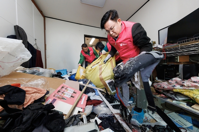 저장강박증 의심 어르신의 집을 청소하고 있는 박강수 마포구청장