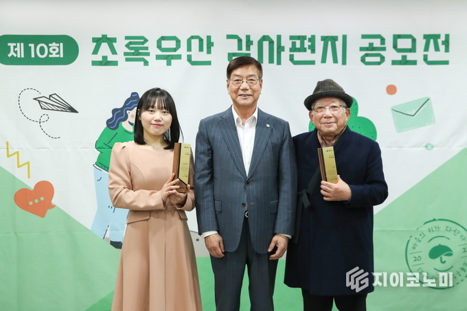 아동복지전문기관(회장 황영기)는 11일 서울시 중구 어린이재단빌딩에서 ‘제10회 초록우산 감사편지 공모전’ 심사위원에 나태주 시인, 홍보대에 유튜브 채널 ‘사내뷰공업’의 김소정 PD를 위촉했다. (왼쪽부터 김소정 PD, 초록우산 황영기 회장, 나태주 시인)_사진제공 초록우산