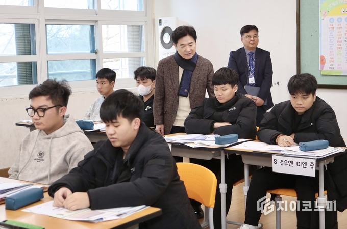 김대중 전남교육감이 구림공업고등학교에서 해외 학생들의 수업을 참관하고 있다. 전라남도교육청 제공
