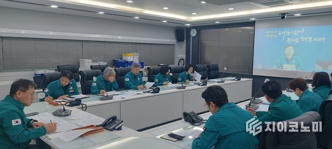 전남도 주재 긴급 시군 영상회의에 참석한 정현구 부군수. 무안군 제공