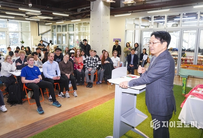 강기정 광주광역시장이 16일 오후 동구 광주청소년삶디자인센터에서 광주를 방문한 덴마크 실케보르 시민학교 교사·학생들을 환영하며 인사말을 하고 있다. 광주광역시 제공