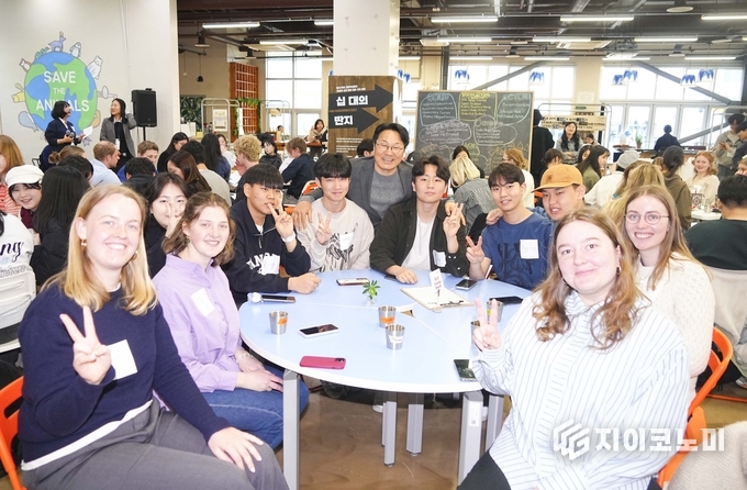 강기정 광주광역시장이 16일 오후 동구 광주청소년삶디자인센터에서 광주를 방문한 덴마크 실케보르 시민학교 교사·학생들과 기념촬영을 하고 있다. 광주광역시 제공