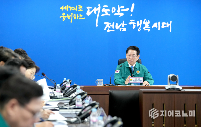 김영록 전라남도지사가 17일 오전 도청 재난종합상황실에서 실·국장 및 영상으로 연결된 시군 부단체장, 관련 기관장들이 참석한 가운데 구제역 확산 방지 긴급 방역 대책 점검 영상회의를 주재하고 있다. 전라남도 제공