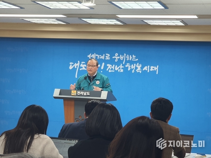 17일 오후 전남도청 브리핑룸에서 박현식 농축산식품국장이 구제역 차단방역 대책 추진 상황을 발표하고 있다. 사진=G이코노미