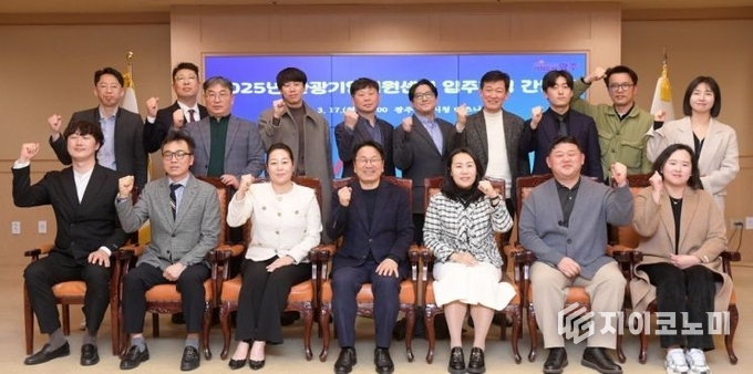 강기정 광주시장이 17일 오후 시청 비즈니스룸에서 열린 광주 관광기업지원센터 입주기업 간담회에 참석해 광주 방문의 해 맞이 지역 관광기업 관계자의 의견 등을 청취한 후 참석자들과 함께 기념촬영을 하고 있다. 광주광역시 제공