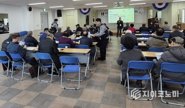 전라남도자치경찰위원회가 어르신들을 대상으로 범죄예방 교육을 진행하는 모습. 전라남도 제공