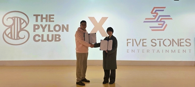 (왼쪽부터) 한재성 파이브스톤즈이엔티 대표와 전민서 더파일론클럽 대표가 업무협약 후 기념촬영 하고 있다. (사진=파이브스톤즈이엔티)