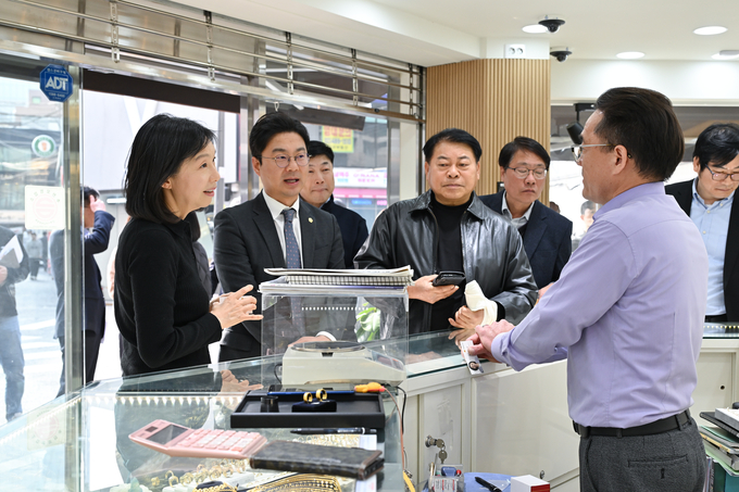 천호 로데오 거리 소상공인 애로사항을 청취 중인 최호정 의장 (사진=서울시의회)
