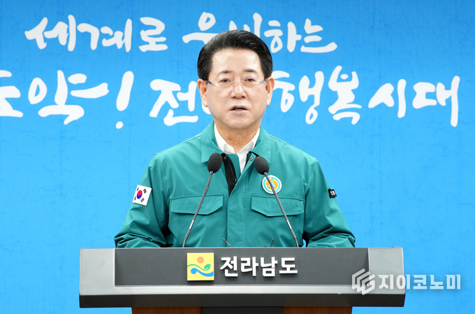 김영록 전라남도지사가 25일 도청 브리핑룸에서 봄철 산불예방 대도민 호소문을 발표하고 있다. 전남도 제공