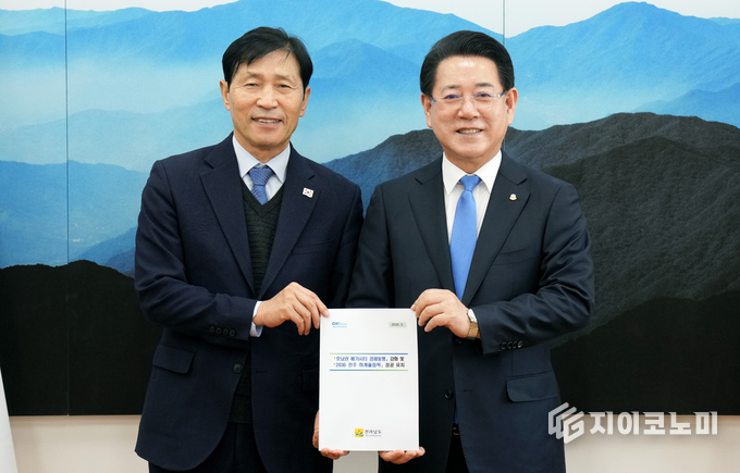 김영록 전라남도지사가 26일 서울 국회에서 이학영 국회부의장을 만나 도 현안 해결을 위한 건의 등 국회 차원의 협조를 요청하고 있다. 전라남도 제공