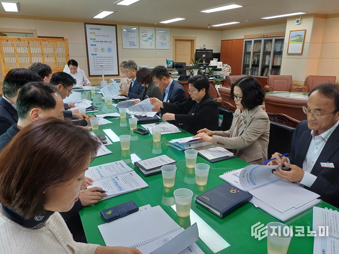 김기홍 부시장과 부서장들이 2025년도 상반기 신속집행 추진상황을 논의하는 모습. 광양시 제공