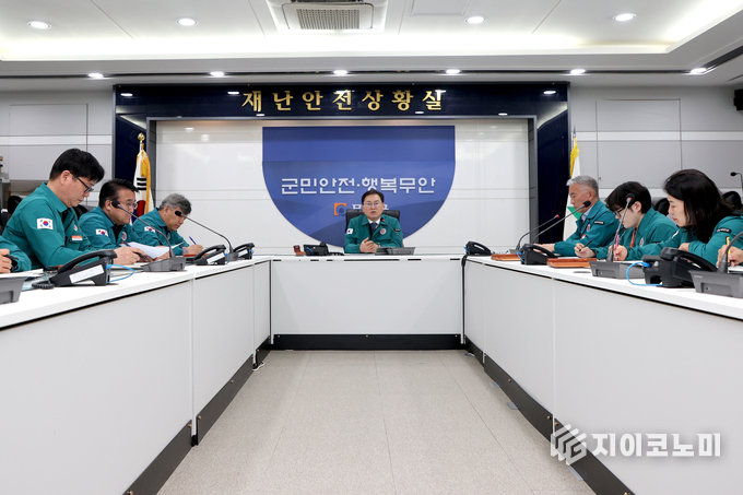 산불대응 긴급대책회의를 주재하고 있는 정현구 부군수. 무안군 제공