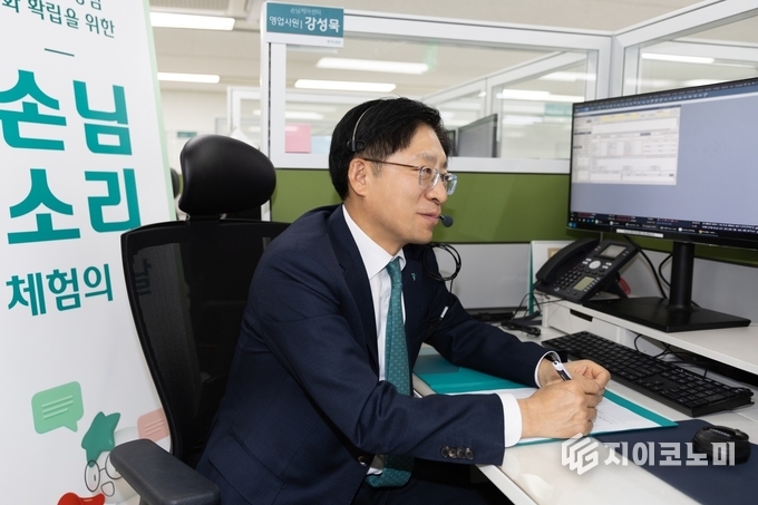 영업사원 1호 강성묵 하나증권 대표이사가 손님 소리 체험의 날에 참여해 손님과 상담하고 있다./사진=하나증권