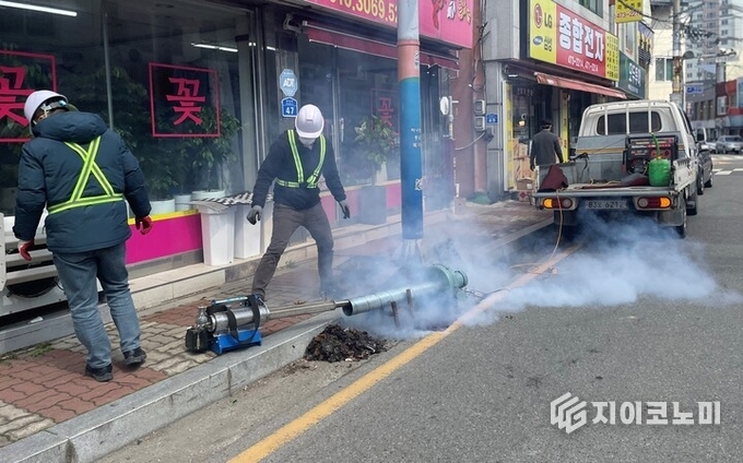 일본뇌염 방역소독. 전남도 제공