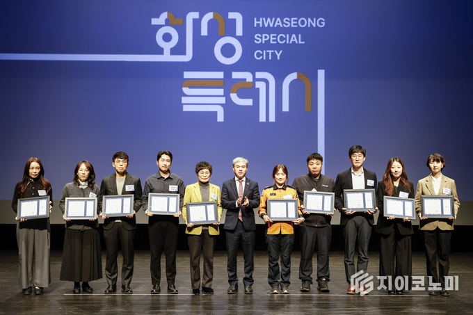 정구원 화성특례시 제1부시장이 보건의 날 유공자들과 함께 기념촬영하고 있다. 화성시 제공.